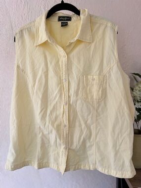 Eddie Bauer Sleeveless Button-Down Shirt in Light Yellow
